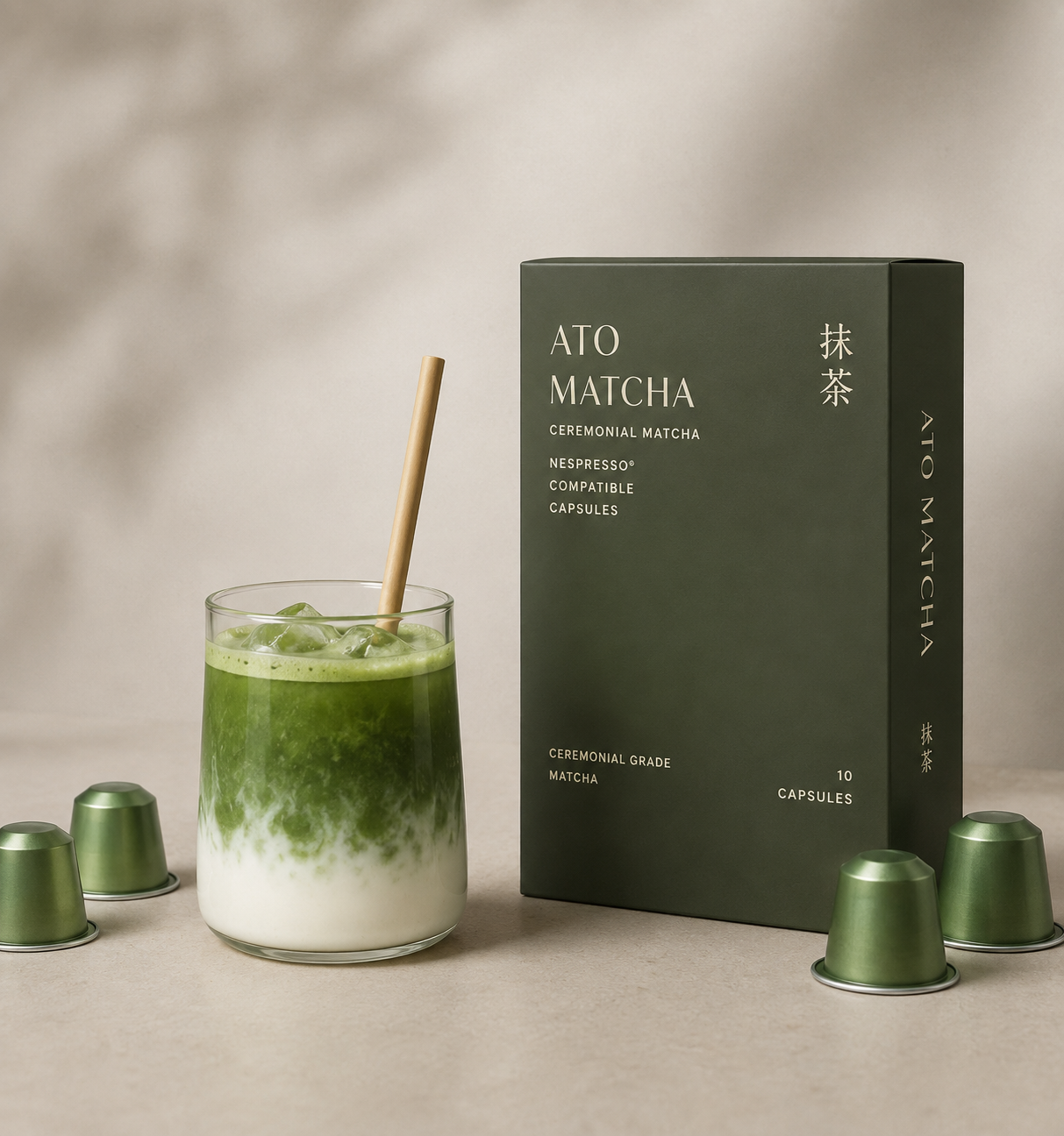 מאצ׳ה לאטה לצד אריזת ATO MATCHA